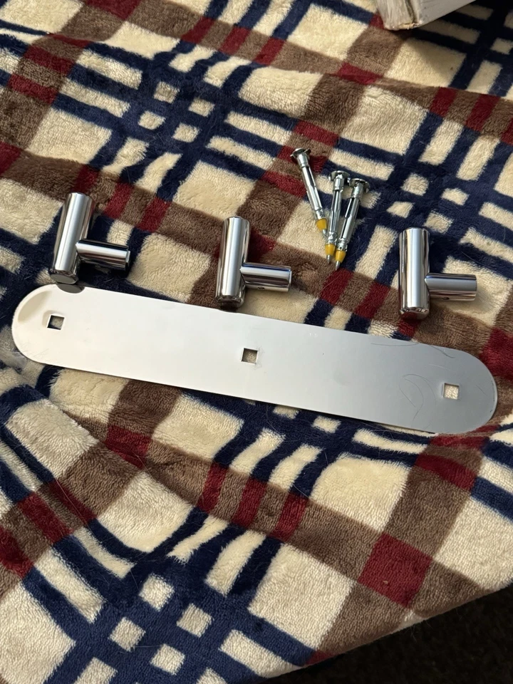 Gancho triple bata decoración moderna Gatco Latitude II en níquel satinado Foto 3 de 4