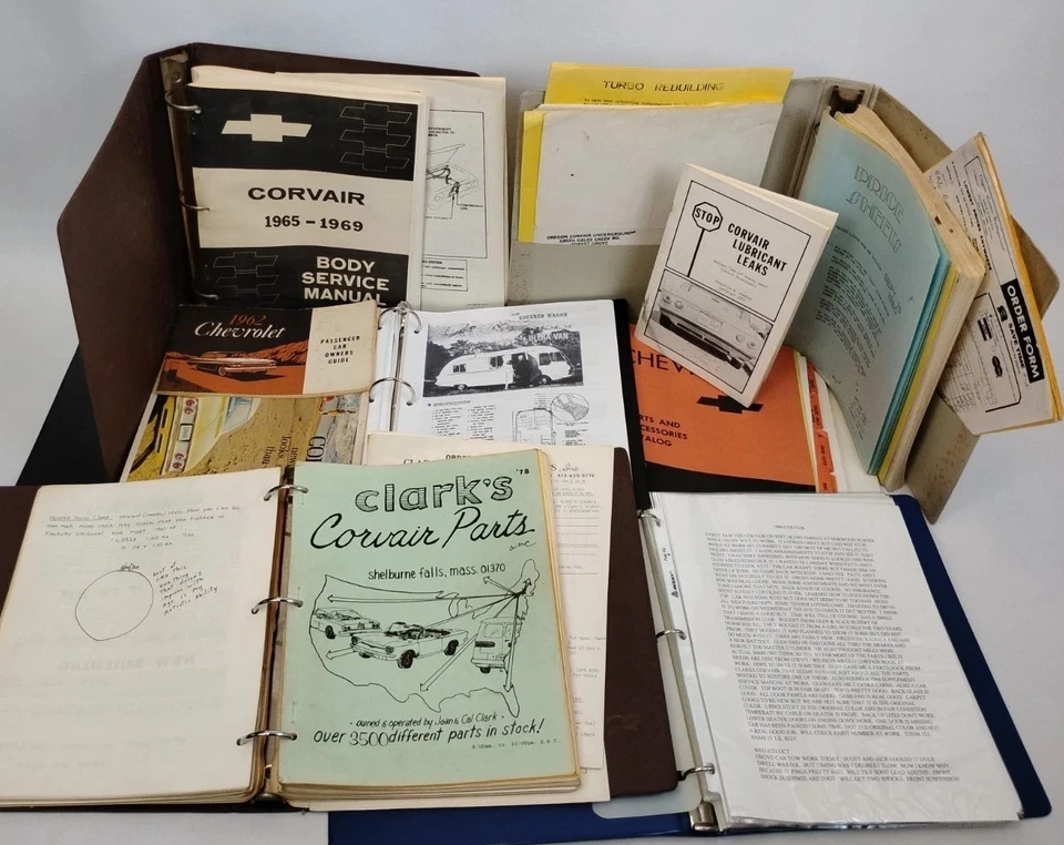 ENORME LOTE DE LIBROS DE CATÁLOGO DE PIEZAS Chevrolet Corvair años 60 manual de referencia guía del comprador Foto 3 de 4