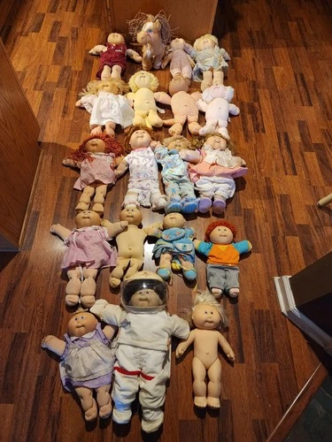 Lot of 19 Vintage 1978 1982 CABBAGE PATCH KIDS Dolls & Clothes Xavier Roberts