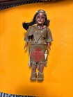 Bambola di plastica vintage nativi americani 7” con vestiti indiani bambino ottima HTF