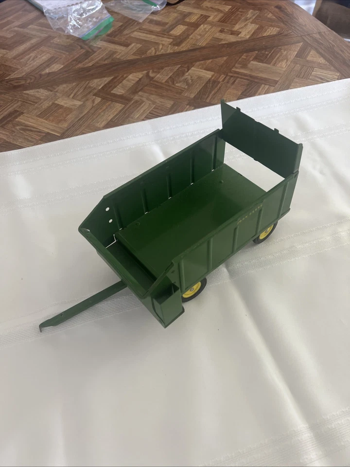 Remolque estrecho de metal fundido a presión John Deere ERTL de colección años 60 Foto 2 de 2