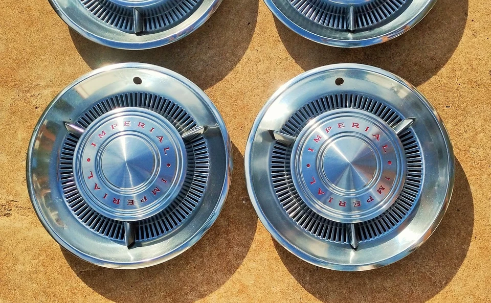 Tapacubos Chrysler Imperial 1960 15" Crown Imperial cubiertas de rueda (juego de 4) usadas Foto 4 de 4