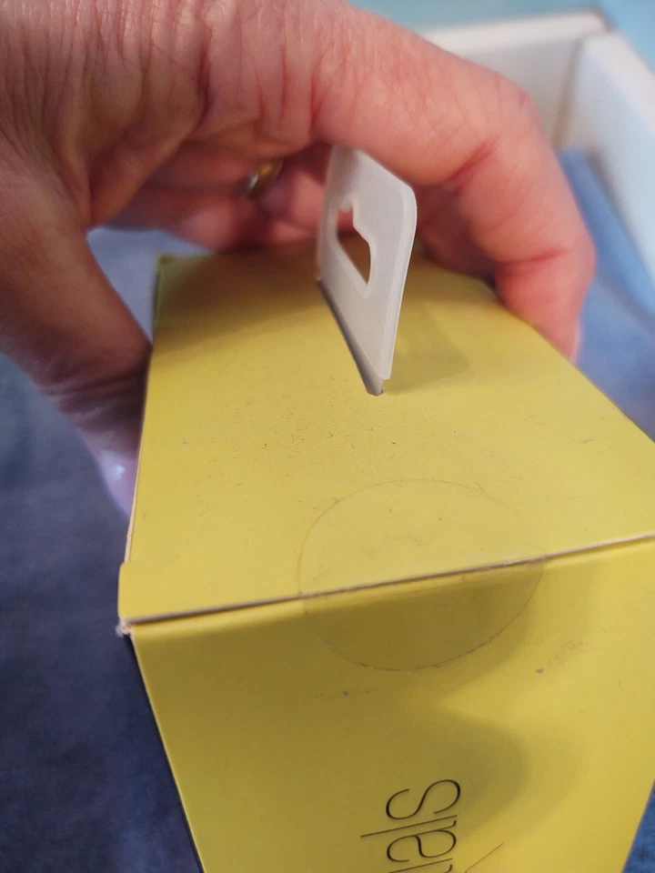 NUEVO Cargador rápido de coche y montaje universal para todos los smartphones iessentials Foto 3 de 4