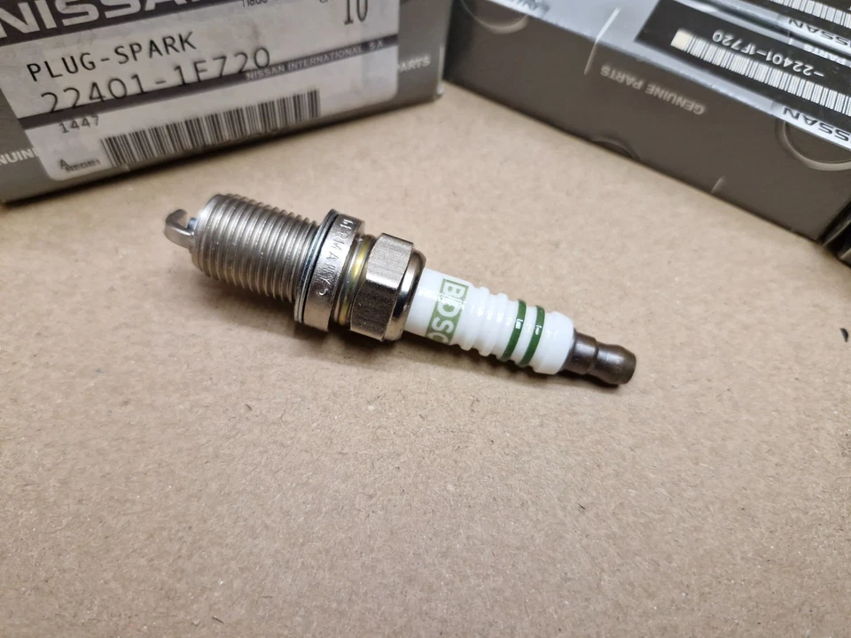 Bujía Nissan Micra K11 X10 Pathfinder R50 224011F720 genuina NUEVA Foto 3 de 4