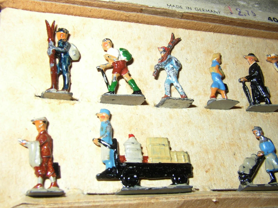 Marklin HO  (404Gb) Die Cast Railroad Train station Figure Set 404 - Image 2 of 3