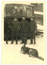 Orig. Foto 215.ID Sanitäter mit Hund Lkw in TSCHUDOWO Wolchow Russland 1942