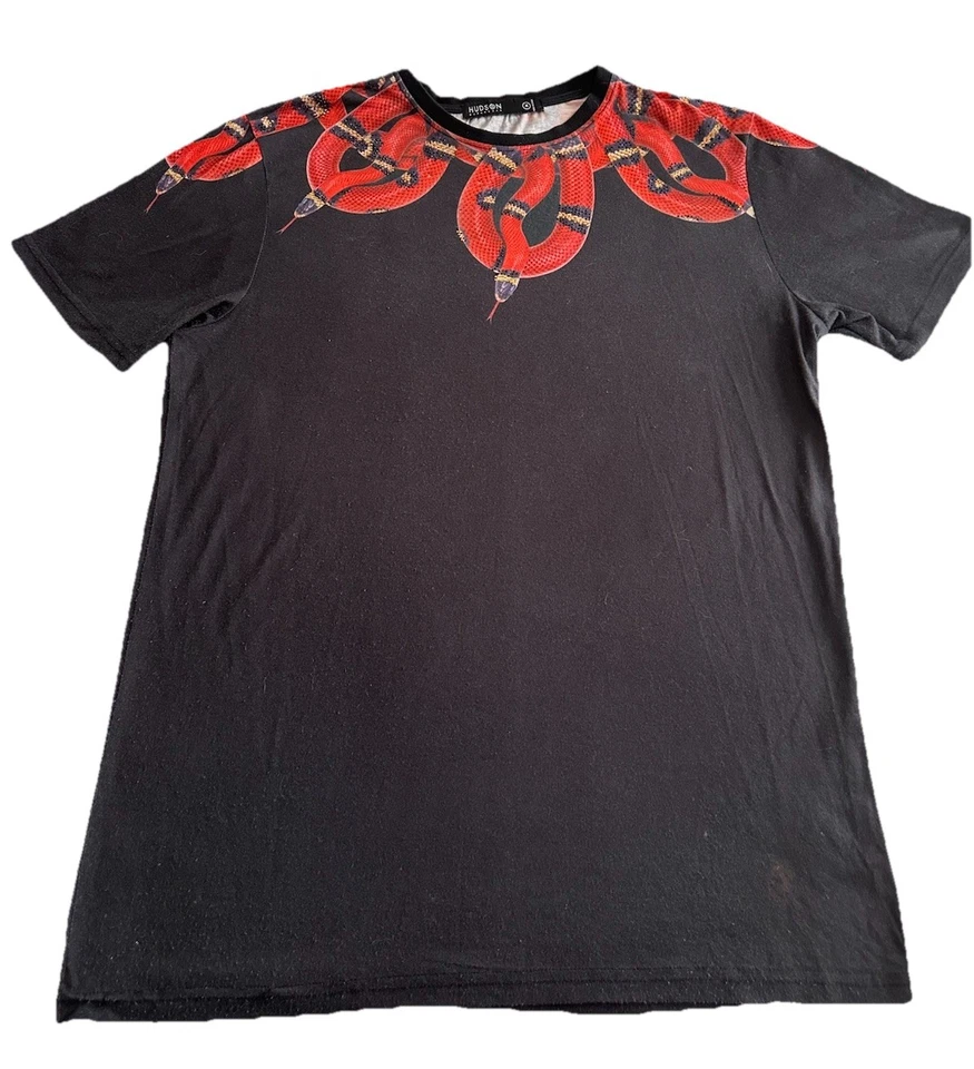 Camiseta Serpiente MED Hudson Ropa Exterior Negra Roja Pequeños Tachuelas Usada Foto 2 de 4
