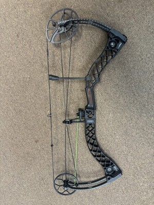 Matthews Creed RH 28 /60# Black Riser Carbon Limbs Very Good Condition