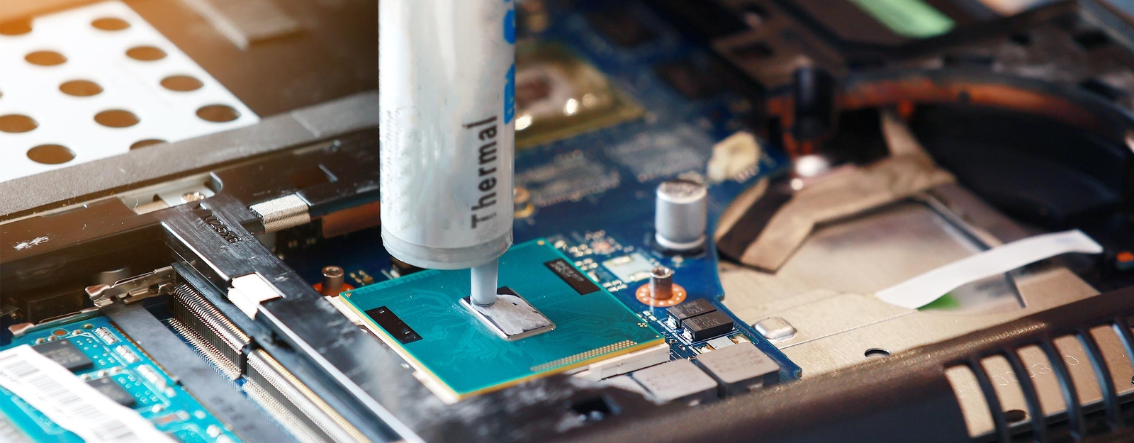 Eine CPU auf die eine Wärmeleitpaste aufgetragen wird