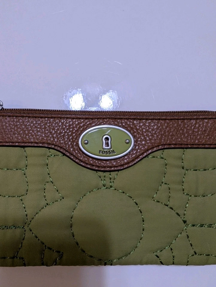 Muñequera de cuero marrón acolchada verde Fossil Key-Per mango con cremallera interior verde Foto 2 de 4