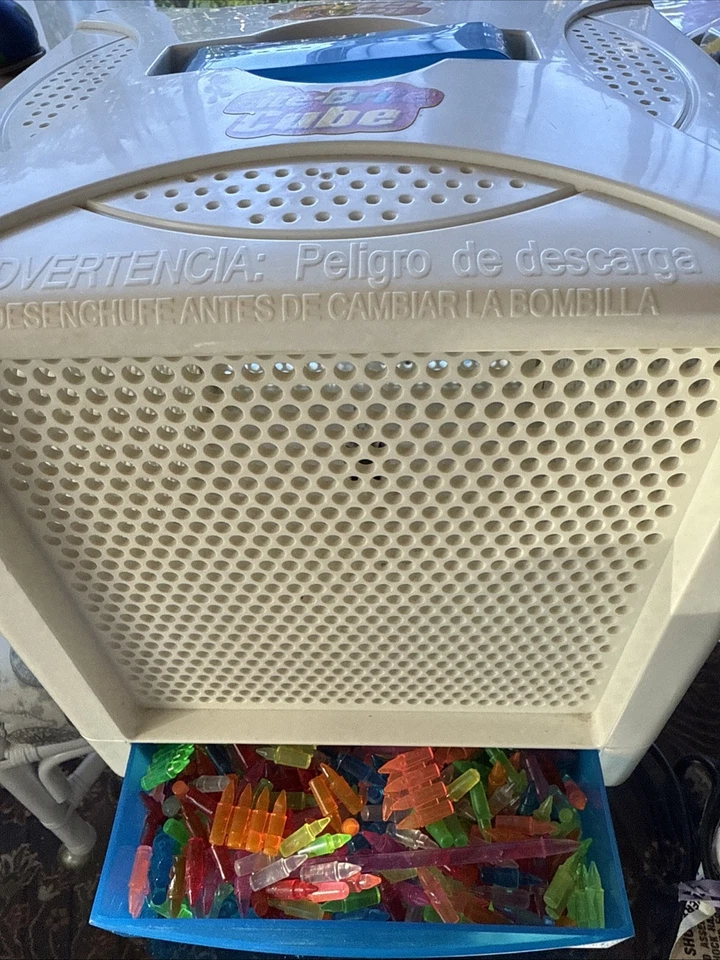 Hasbro LITE BRITE CUBE com pinos Hasbro toneladas claras brilhantes de pinos! Funciona! Antigo - Imagem 2 de 4