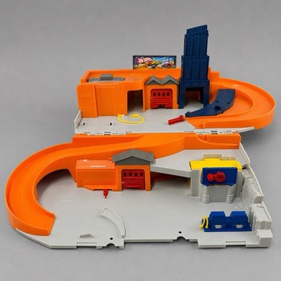 Mattel Hot Wheels Fold Sto N Go Car Wash Service Station Playset
