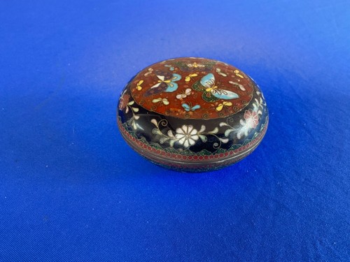 Antique Japanese Cloisonné Round Box with Butterfly Decoration - Picture 3 of 9