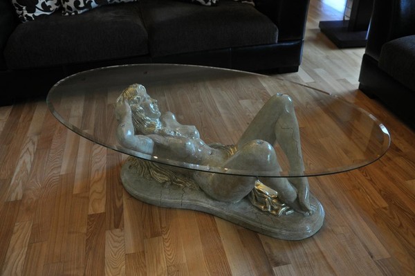Erotischer Glastisch Skulptur Figur Couchtisch Tisch Sofa Bestell Tische Statue-image