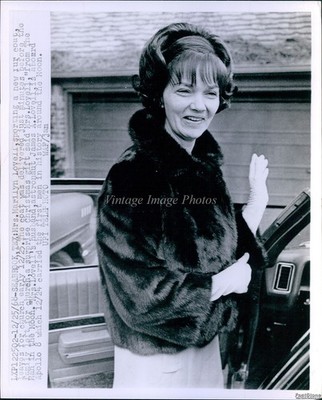 1968 Apollo 8 Astronaut James A Lovells Wife In New Fur Event Wirephoto 8x10