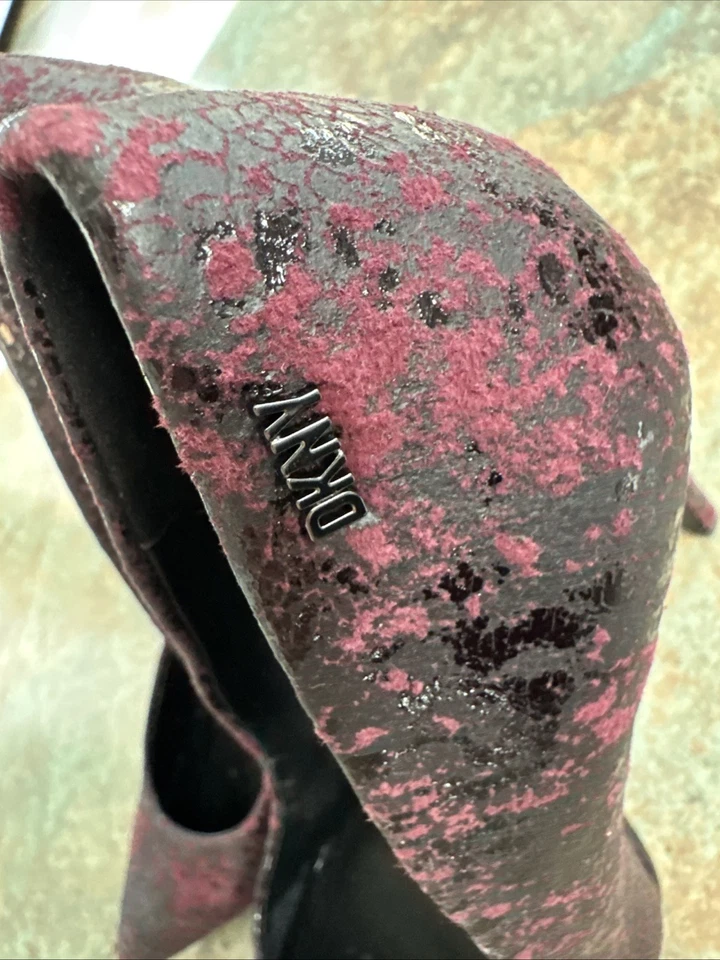 Zapatos de salón DKNY para mujer 7 Carisa sin cordones punta de cuero agrietado, negros burdeos Foto 2 de 4