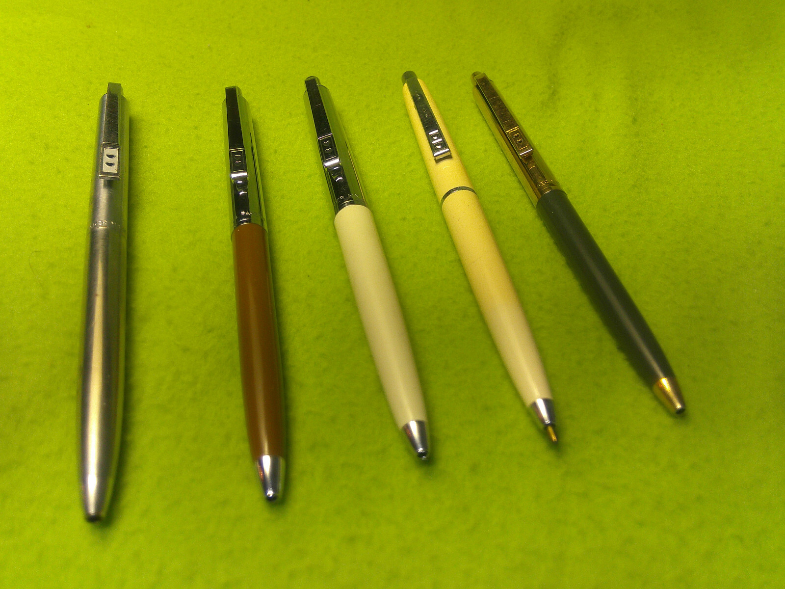 Vintage papermate ballpoint pens, 5 Total Pens all different all nice