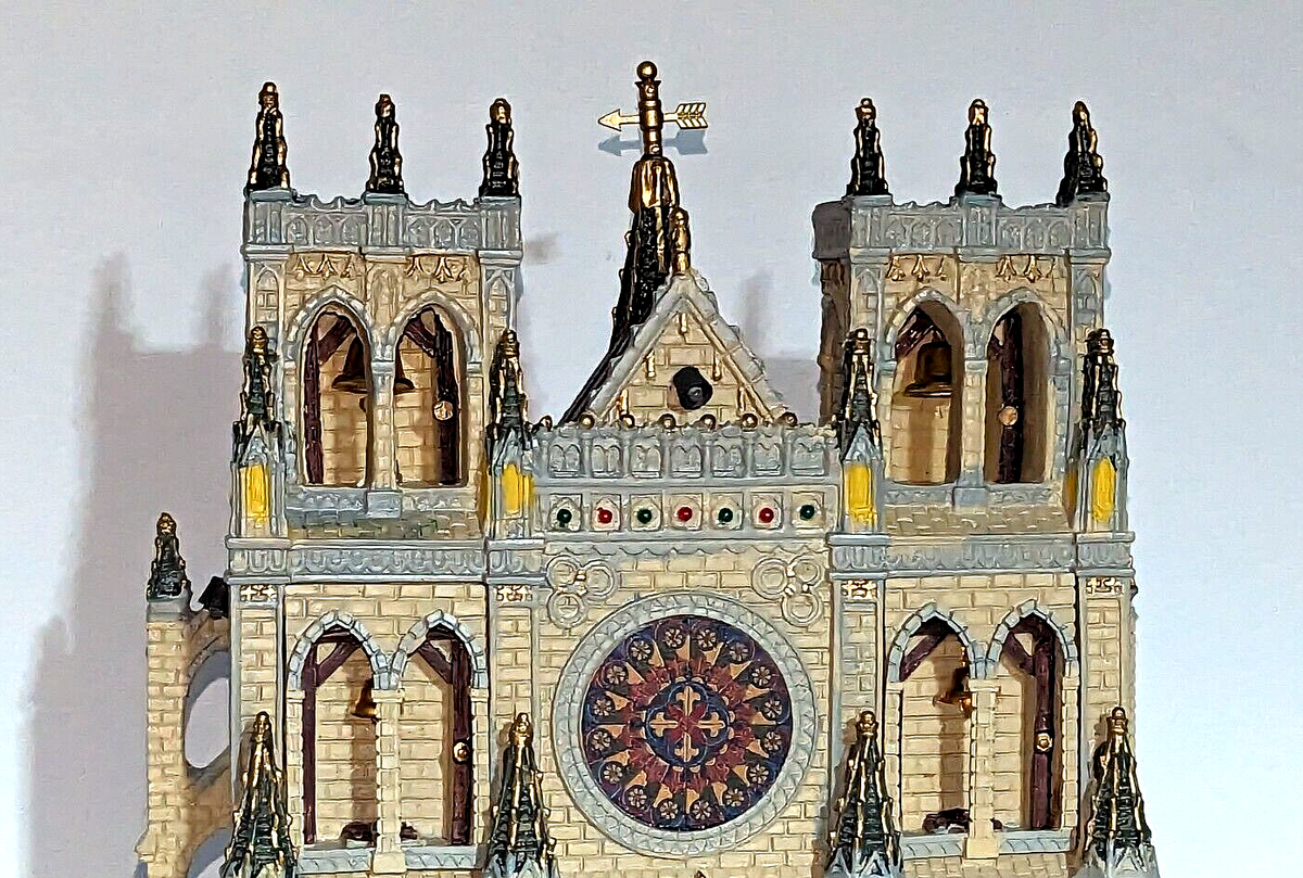 Architecture de la Cathédrale Saint-Julien : Du Roman au Gothique