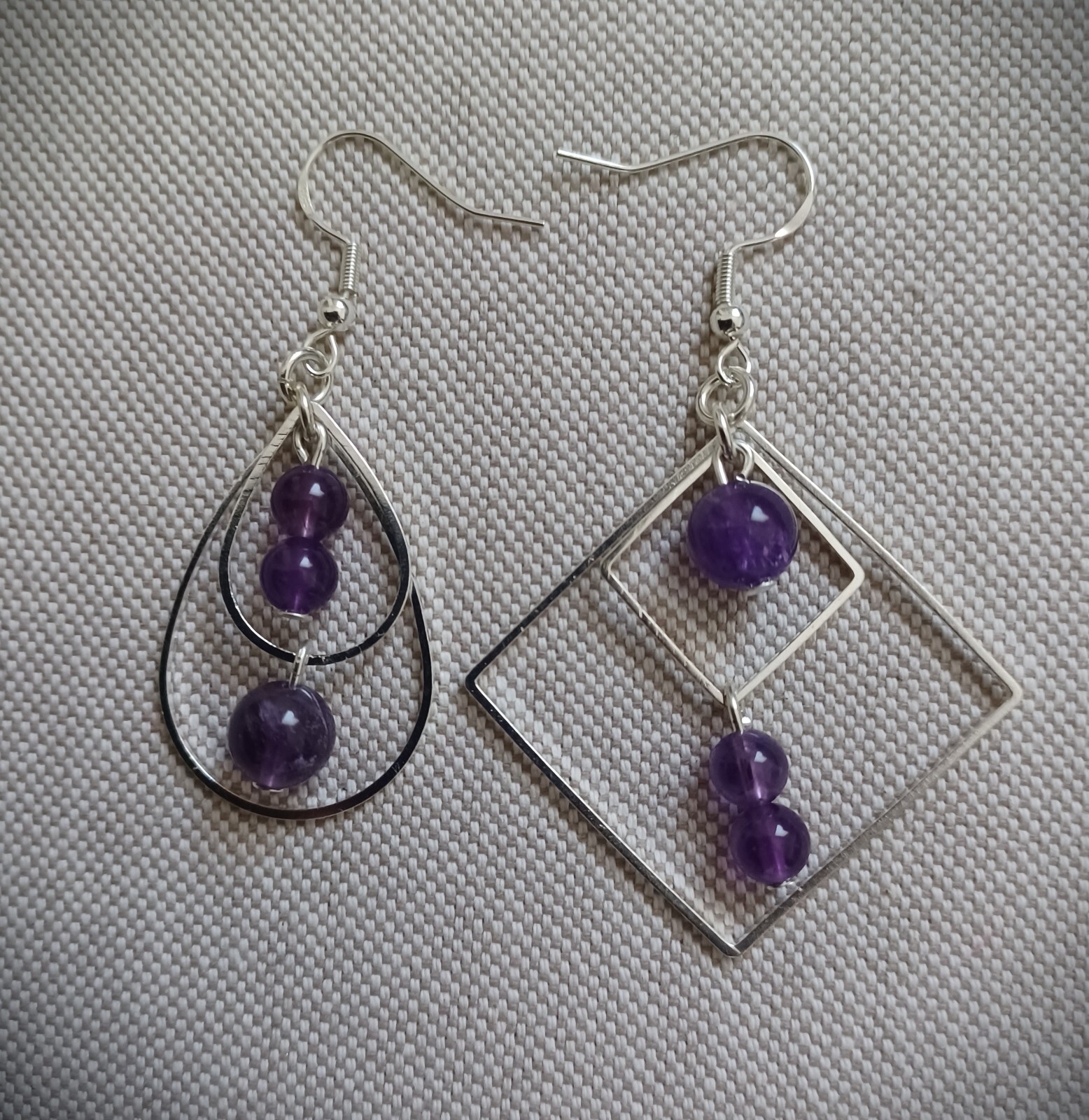 Boucles d'oreilles asymétriques en argent 925 et véritables perles de culture améthyste violette
