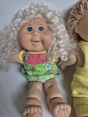 2 Cabbage Patch Dolls With Clothes And Birth Certificates And Some Accessories - Picture 2 of 10