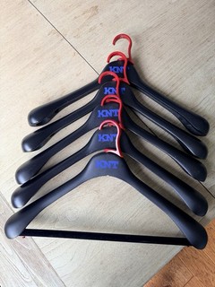 Juego de 5 perchas de madera Kiton