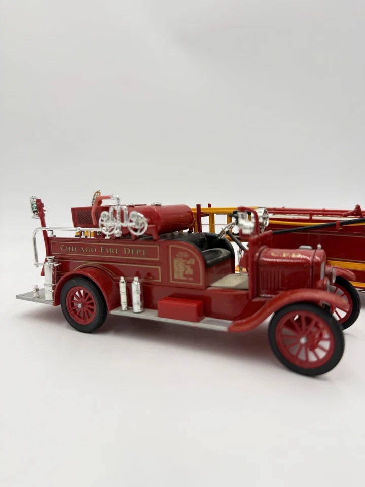 Signature Models 1928 DieCast REO Fire Engine Red 1/32 &Chicago Fire dept 2 Pcs - Image 2 of 4