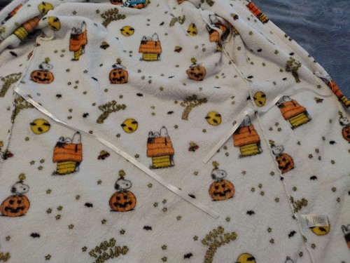 Peanuts Snoopy Halloween Hooded Robe Super Soft Plush NoBelt Woodstock Women S/M - Picture 8 of 9