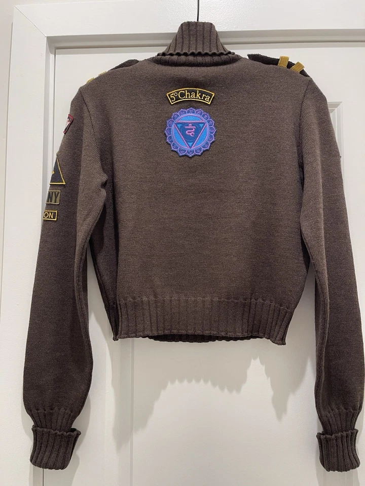 Suéter Moschino Vintage 1997 FW Barato y Chic XS Militar Chakra Armonía Paz Foto 2 de 4