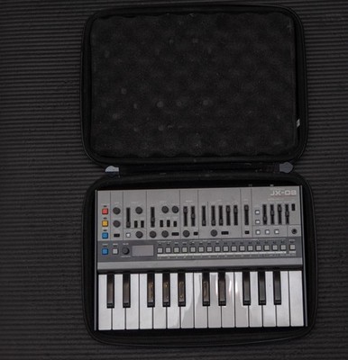 Roland JX-08 Desktop-Synthesizer mit Keyboard und Case