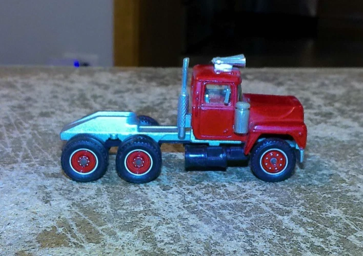 老式 4 英寸长实心 mack R600 半拖拉机,形状非常好,二手 — 第 3/4 张图片