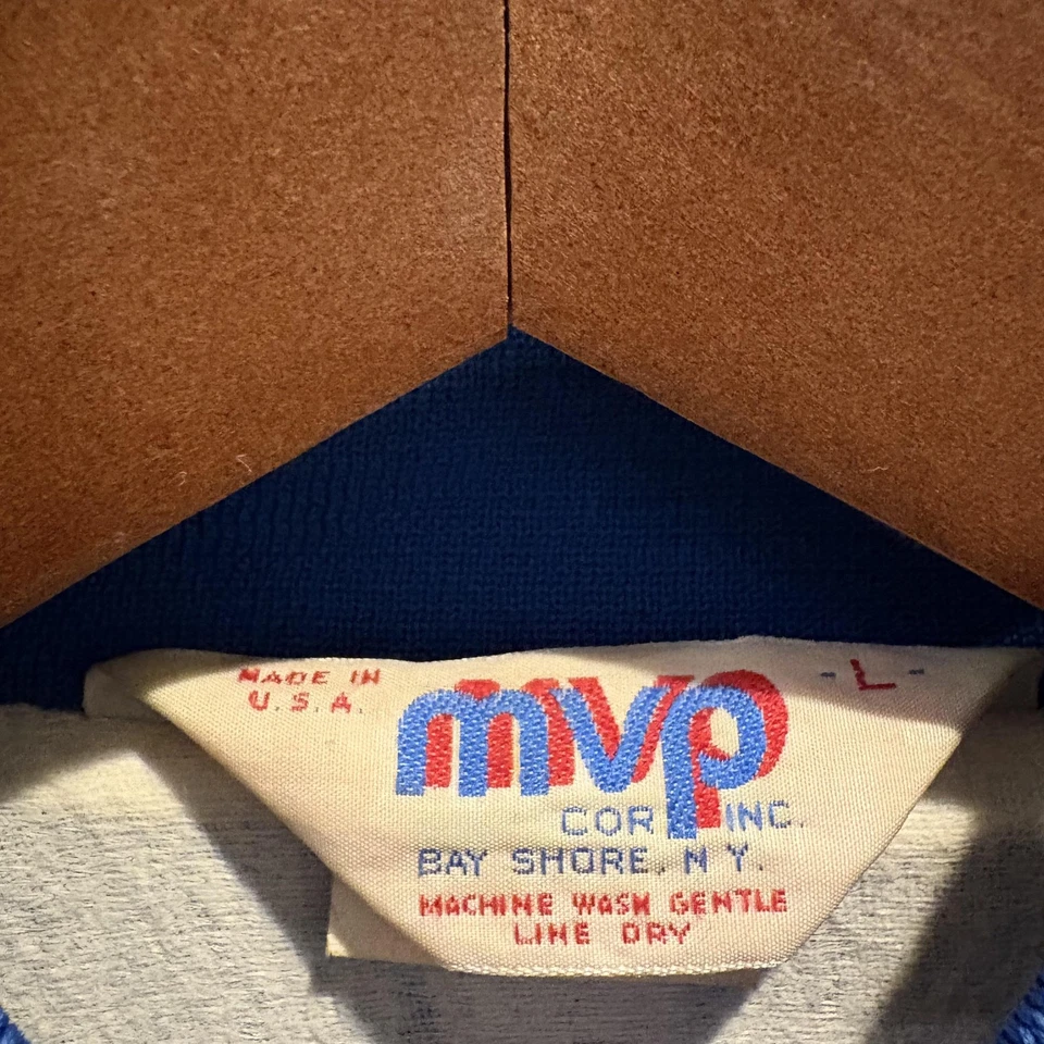 Jaqueta masculina vintage Daily News grande azul frente de pressão bombardeiro feita nos EUA anos 90 - Imagem 3 de 4