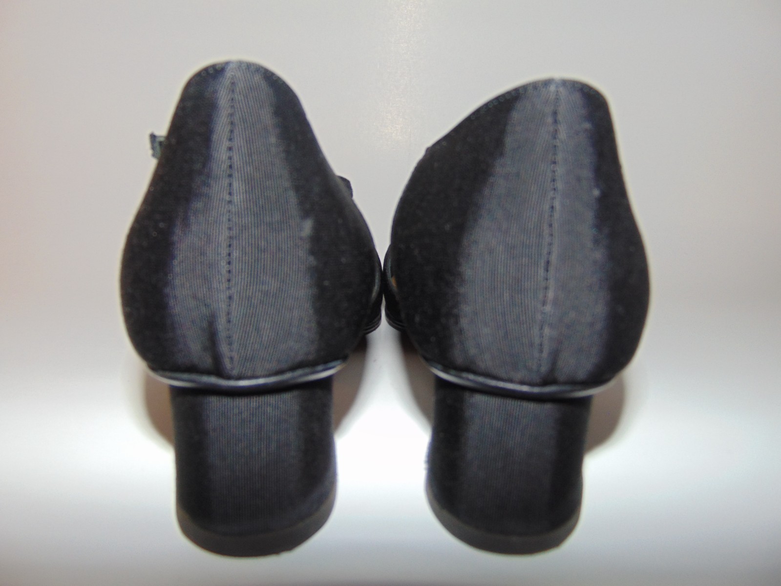 Vintage Yves Saint Laurent nero raso T strap tacchi (taglia ~ 81 2 stretto US)