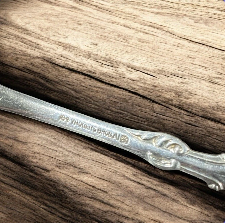 Tenedor para servir pastelería Columbia Roger plateado 1893 estilizado delfín sin monograma Foto 4 de 4