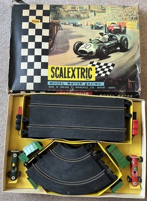 TOP DACHBODENFUND 1960 SCALEXTRIC SPUR UND ZWEI WAGEN SET GP.33