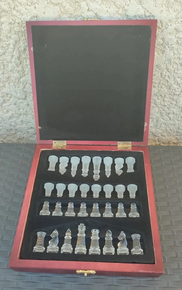 JEU D'ÉCHECS COMPLET ( 32 ) PIÈCES EN VERRE TRANSPARENT ET DÉPOLI COFFRET BOIS - Photo 3/4