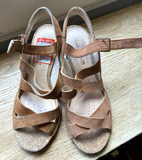 Ladies CLARKS CUSHION PLUS TAN SUEDE /WOODEN HEELED SANDALS SIZE 5.5 D Unworn