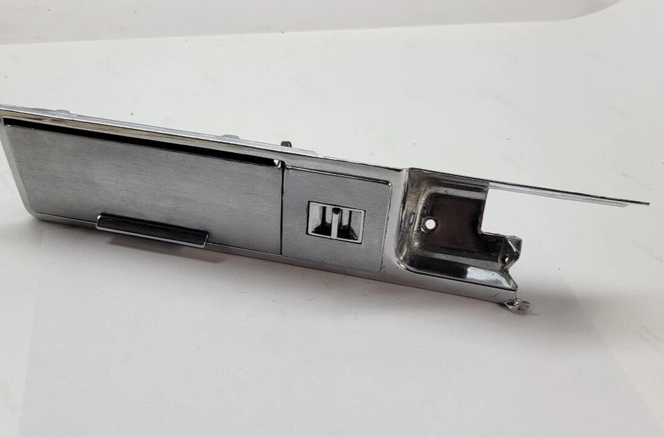 1967 CADILLAC FLEETWOOD RH REAR DOOR PANEL TRIM & ASHTRAY LIGHTER 9709756 - Image 3 of 4