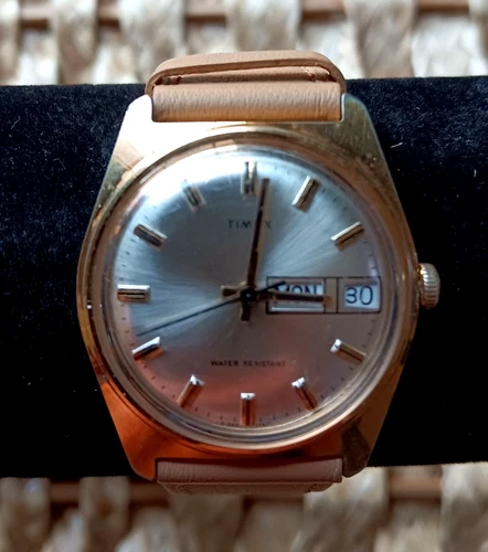 Timex 35mm vintage 1977 wind up men's watch runs good
