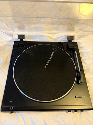 Audio-Technica AT-LP60XBT Bluetooth Belt-Drive Turntable Black 33/45 RCA