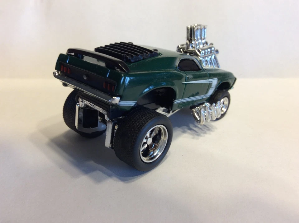MUSCLE MACHINES CATTOONS  69 FORD MUSTANG BOSS 302  1/64 DIECAST GREEN & WHITE - Image 2 of 4
