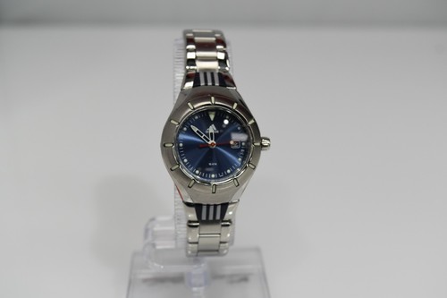 Reloj Adidas para mujer pequeño de acero inoxidable con esfera azul - Imagen 1 de 5