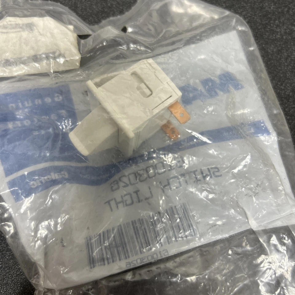 Interruptor de luz de puerta de refrigerador Maytag Part# 61003026 (G1A) Foto 2 de 2