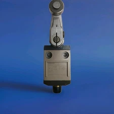 Omron D4CC-3024 Travel Limit Switch 1pc Japan Made Free Shipping