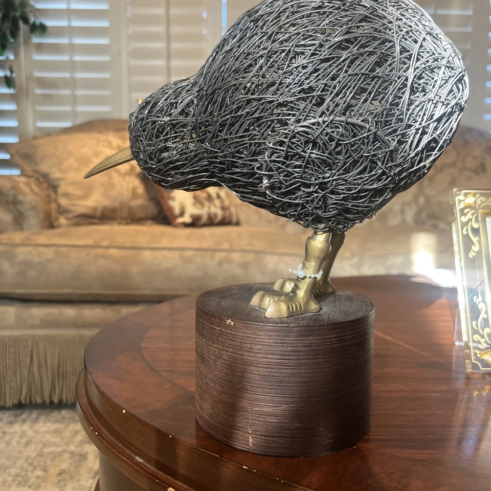 Global Views Kiwi Bird 10” Cuerpo de alambre de metal moderno sobre una base de cilindro de madera. Foto 3 de 4