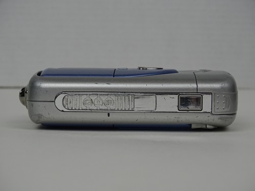 Nikon CoolPix 2500 2.0MP CCD 3x Zoom Flip Lens Digital Camera Only Silver Blue - Picture 8 of 11