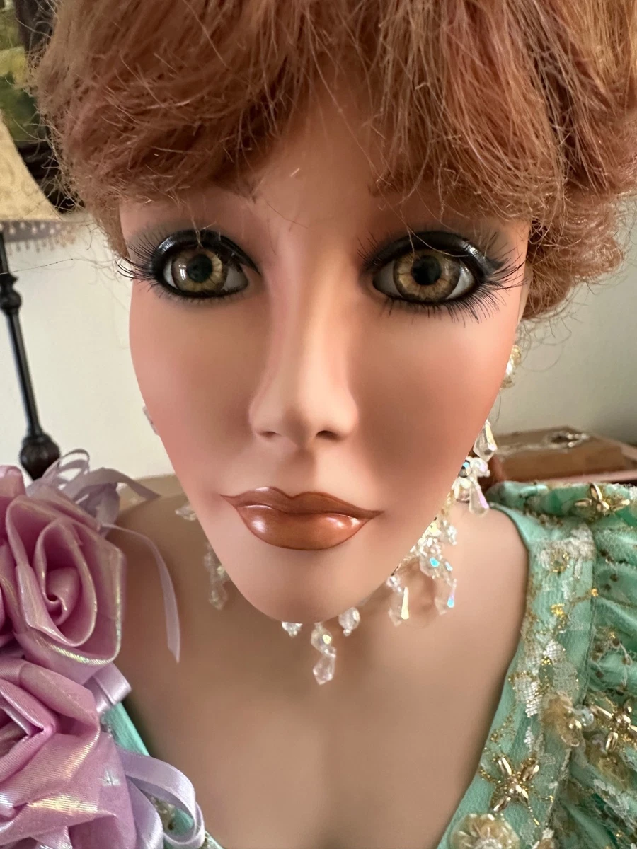 The 42cm Porcelain Dolls, With a White Dress and a Black