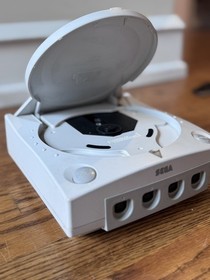 SEGA Dreamcast HKT-3020 Console Only White PARTS REPAIR DOES NOT READ DISCS A18
