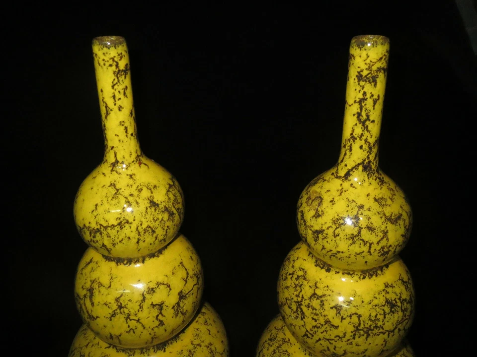 Un par de jarrones de porcelana Hulu esmaltados amarillos hechos por Yongzheng en la dinastía Qing Foto 2 de 4