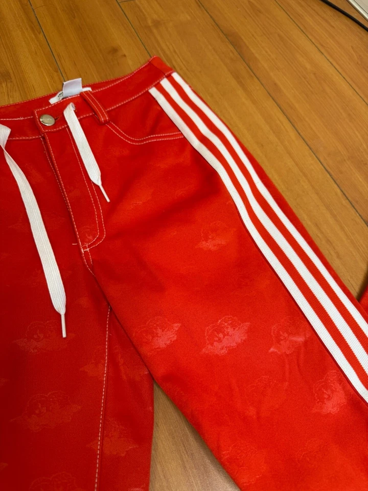 Calça ADIDAS ORIGINALS X FIORUCCI Y2K vermelha/anjo estampa em relevo, zíper pista pequena - Imagem 3 de 4
