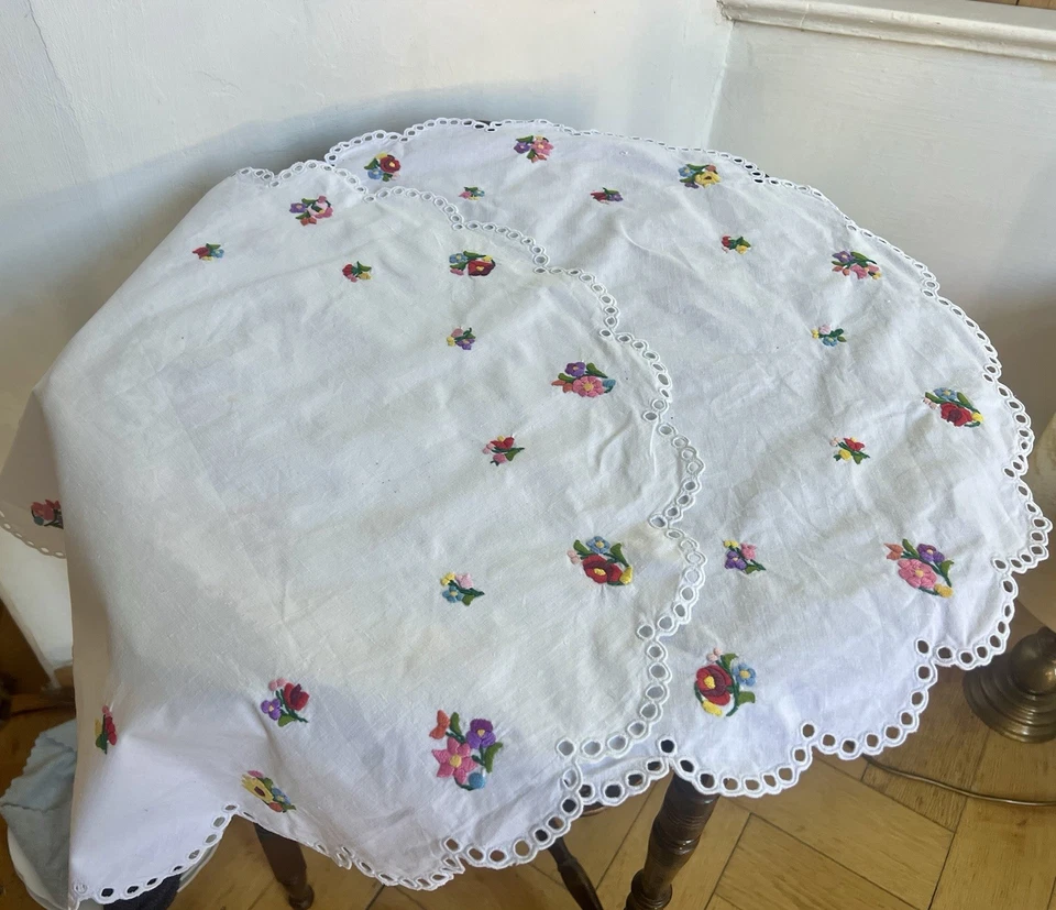 2 kleine Tischdecken Mitteldecke Ø 57 weiß bestickt mit bunten Blumen Nostalgie - Bild 1 von 4
